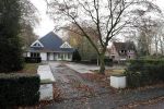 Tilburg 1 december 2018
Guus Meeuwis heeft een nieuw huis gekocht in Tilburg . Het huis ernaast staat ook leeg en het werkverkeer gaat via die oprit naar het huis van Guus. Huis moet volledig opgeknapt worden.