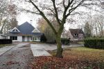 Tilburg 1 december 2018
Guus Meeuwis heeft een nieuw huis gekocht in Tilburg . Het huis ernaast staat ook leeg en het werkverkeer gaat via die oprit naar het huis van Guus. Huis moet volledig opgeknapt worden.