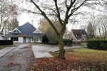 Tilburg 1 december 2018
Guus Meeuwis heeft een nieuw huis gekocht in Tilburg . Het huis ernaast staat ook leeg en het werkverkeer gaat via die oprit naar het huis van Guus. Huis moet volledig opgeknapt worden.