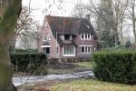 Tilburg 1 december 2018
Guus Meeuwis heeft een nieuw huis gekocht in Tilburg . Het huis ernaast staat ook leeg en het werkverkeer gaat via die oprit naar het huis van Guus. Huis moet volledig opgeknapt worden.