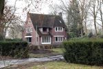 Tilburg 1 december 2018
Guus Meeuwis heeft een nieuw huis gekocht in Tilburg . Het huis ernaast staat ook leeg en het werkverkeer gaat via die oprit naar het huis van Guus. Huis moet volledig opgeknapt worden.