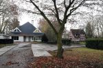Tilburg 1 december 2018
Guus Meeuwis heeft een nieuw huis gekocht in Tilburg . Het huis ernaast staat ook leeg en het werkverkeer gaat via die oprit naar het huis van Guus. Huis moet volledig opgeknapt worden.