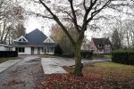 Tilburg 1 december 2018
Guus Meeuwis heeft een nieuw huis gekocht in Tilburg . Het huis ernaast staat ook leeg en het werkverkeer gaat via die oprit naar het huis van Guus. Huis moet volledig opgeknapt worden.