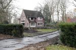 Tilburg 1 december 2018
Guus Meeuwis heeft een nieuw huis gekocht in Tilburg . Het huis ernaast staat ook leeg en het werkverkeer gaat via die oprit naar het huis van Guus. Huis moet volledig opgeknapt worden.