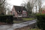 Tilburg 1 december 2018
Guus Meeuwis heeft een nieuw huis gekocht in Tilburg . Het huis ernaast staat ook leeg en het werkverkeer gaat via die oprit naar het huis van Guus. Huis moet volledig opgeknapt worden.