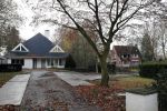 Tilburg 1 december 2018
Guus Meeuwis heeft een nieuw huis gekocht in Tilburg . Het huis ernaast staat ook leeg en het werkverkeer gaat via die oprit naar het huis van Guus. Huis moet volledig opgeknapt worden.