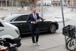 Den Haag 3 december 2018
Minister Hugo de Jonge arriveert bij libelle Nieuwscafe ( in Dudok. Ebru Umar interviewt hem.