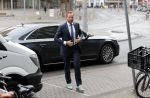 Den Haag 3 december 2018
Minister Hugo de Jonge arriveert bij libelle Nieuwscafe ( in Dudok. Ebru Umar interviewt hem.