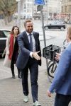 Den Haag 3 december 2018
Minister Hugo de Jonge arriveert bij libelle Nieuwscafe ( in Dudok. Ebru Umar interviewt hem.