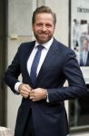 Den Haag 3 december 2018
Minister Hugo de Jonge arriveert bij libelle Nieuwscafe ( in Dudok. Ebru Umar interviewt hem.