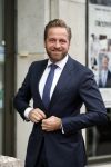 Den Haag 3 december 2018
Minister Hugo de Jonge arriveert bij libelle Nieuwscafe ( in Dudok. Ebru Umar interviewt hem.
