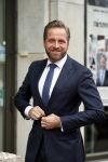 Den Haag 3 december 2018
Minister Hugo de Jonge arriveert bij libelle Nieuwscafe ( in Dudok. Ebru Umar interviewt hem.