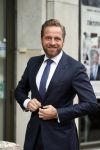 Den Haag 3 december 2018
Minister Hugo de Jonge arriveert bij libelle Nieuwscafe ( in Dudok. Ebru Umar interviewt hem.