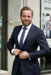 Den Haag 3 december 2018
Minister Hugo de Jonge arriveert bij libelle Nieuwscafe ( in Dudok. Ebru Umar interviewt hem.