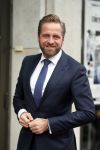 Den Haag 3 december 2018
Minister Hugo de Jonge arriveert bij libelle Nieuwscafe ( in Dudok. Ebru Umar interviewt hem.