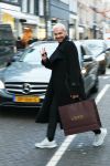 Amsterdam 23 november 2018
Jamai Looman doet boodschappen op de pc hooftstraat.