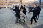 Den Bosch 30 november 2018
Rechtszaak tussen Johan Vlemmix en Patricia Paay. Johan kwam met een look a like pop ( in rolstoel) van zichzelf en Patricia kwam met haar man Robbert Hinfelaar naar de rechtbank in Den Bosch.