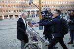 Den Bosch 30 november 2018
Rechtszaak tussen Johan Vlemmix en Patricia Paay. Johan kwam met een look a like pop ( in rolstoel) van zichzelf en Patricia kwam met haar man Robbert Hinfelaar naar de rechtbank in Den Bosch.