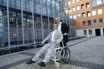 Den Bosch 30 november 2018
Rechtszaak tussen Johan Vlemmix en Patricia Paay. Johan kwam met een look a like pop ( in rolstoel) van zichzelf en Patricia kwam met haar man Robbert Hinfelaar naar de rechtbank in Den Bosch.