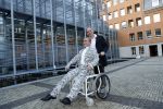 Den Bosch 30 november 2018
Rechtszaak tussen Johan Vlemmix en Patricia Paay. Johan kwam met een look a like pop ( in rolstoel) van zichzelf en Patricia kwam met haar man Robbert Hinfelaar naar de rechtbank in Den Bosch.