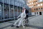 Den Bosch 30 november 2018
Rechtszaak tussen Johan Vlemmix en Patricia Paay. Johan kwam met een look a like pop ( in rolstoel) van zichzelf en Patricia kwam met haar man Robbert Hinfelaar naar de rechtbank in Den Bosch.