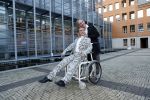 Den Bosch 30 november 2018
Rechtszaak tussen Johan Vlemmix en Patricia Paay. Johan kwam met een look a like pop ( in rolstoel) van zichzelf en Patricia kwam met haar man Robbert Hinfelaar naar de rechtbank in Den Bosch.