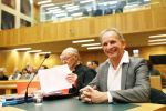 Den Bosch 30 november 2018
Rechtszaak tussen Johan Vlemmix en Patricia Paay. Johan kwam met een look a like pop ( in rolstoel) van zichzelf en Patricia kwam met haar man Robbert Hinfelaar naar de rechtbank in Den Bosch.