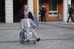 Den Bosch 30 november 2018
Rechtszaak tussen Johan Vlemmix en Patricia Paay. Johan kwam met een look a like pop ( in rolstoel) van zichzelf en Patricia kwam met haar man Robbert Hinfelaar naar de rechtbank in Den Bosch.