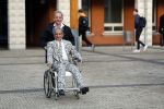 Den Bosch 30 november 2018
Rechtszaak tussen Johan Vlemmix en Patricia Paay. Johan kwam met een look a like pop ( in rolstoel) van zichzelf en Patricia kwam met haar man Robbert Hinfelaar naar de rechtbank in Den Bosch.