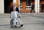 Den Bosch 30 november 2018
Rechtszaak tussen Johan Vlemmix en Patricia Paay. Johan kwam met een look a like pop ( in rolstoel) van zichzelf en Patricia kwam met haar man Robbert Hinfelaar naar de rechtbank in Den Bosch.