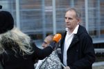 Den Bosch 30 november 2018
Rechtszaak tussen Johan Vlemmix en Patricia Paay. Johan kwam met een look a like pop ( in rolstoel) van zichzelf en Patricia kwam met haar man Robbert Hinfelaar naar de rechtbank in Den Bosch.