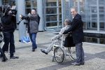 Den Bosch 30 november 2018
Rechtszaak tussen Johan Vlemmix en Patricia Paay. Johan kwam met een look a like pop ( in rolstoel) van zichzelf en Patricia kwam met haar man Robbert Hinfelaar naar de rechtbank in Den Bosch.