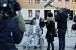 Den Bosch 30 november 2018
Rechtszaak tussen Johan Vlemmix en Patricia Paay. Johan kwam met een look a like pop ( in rolstoel) van zichzelf en Patricia kwam met haar man Robbert Hinfelaar naar de rechtbank in Den Bosch.