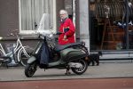 Amsterdam 17 december 2018
John v d Rest laat zijn hond uit.