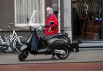 Amsterdam 17 december 2018
John v d Rest laat zijn hond uit.