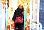 Amsterdam 4 december 2018
Karin Bloemen doet boodschappen op de beethovenstraat.
