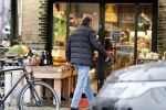 Amsterdam 28 november 2018
Maarten Spanjer doet boodschappen in amsterdam zuid
