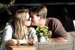 Amsterdam 13 oktober 2018
Martijn Krabbe verliefd en kussend op terras met zijn vriendin Deborah.
