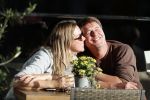 Amsterdam 13 oktober 2018
Martijn Krabbe verliefd en kussend op terras met zijn vriendin Deborah.
