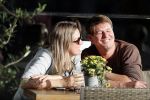 Amsterdam 13 oktober 2018
Martijn Krabbe verliefd en kussend op terras met zijn vriendin Deborah.