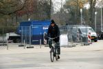 Amsterdam 22 novcember 2018
Matthijs v Nieuwkerk met muts op en geruiten broek op de fiets.