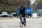 Amsterdam 22 novcember 2018
Matthijs v Nieuwkerk met muts op en geruiten broek op de fiets.