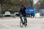 Amsterdam 22 novcember 2018
Matthijs v Nieuwkerk met muts op en geruiten broek op de fiets.