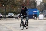 Amsterdam 22 novcember 2018
Matthijs v Nieuwkerk met muts op en geruiten broek op de fiets.