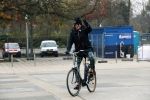 Amsterdam 22 novcember 2018
Matthijs v Nieuwkerk met muts op en geruiten broek op de fiets.