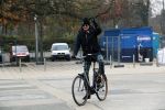 Amsterdam 22 novcember 2018
Matthijs v Nieuwkerk met muts op en geruiten broek op de fiets.