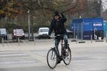 Amsterdam 22 novcember 2018
Matthijs v Nieuwkerk met muts op en geruiten broek op de fiets.