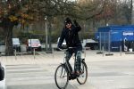 Amsterdam 22 novcember 2018
Matthijs v Nieuwkerk met muts op en geruiten broek op de fiets.