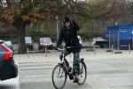 Amsterdam 22 novcember 2018
Matthijs v Nieuwkerk met muts op en geruiten broek op de fiets.
