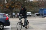 Amsterdam 22 novcember 2018
Matthijs v Nieuwkerk met muts op en geruiten broek op de fiets.